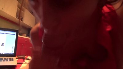 სკოლის მოსწავლე ძმის დიკს წოვს, სანამ სახლში არავინაა